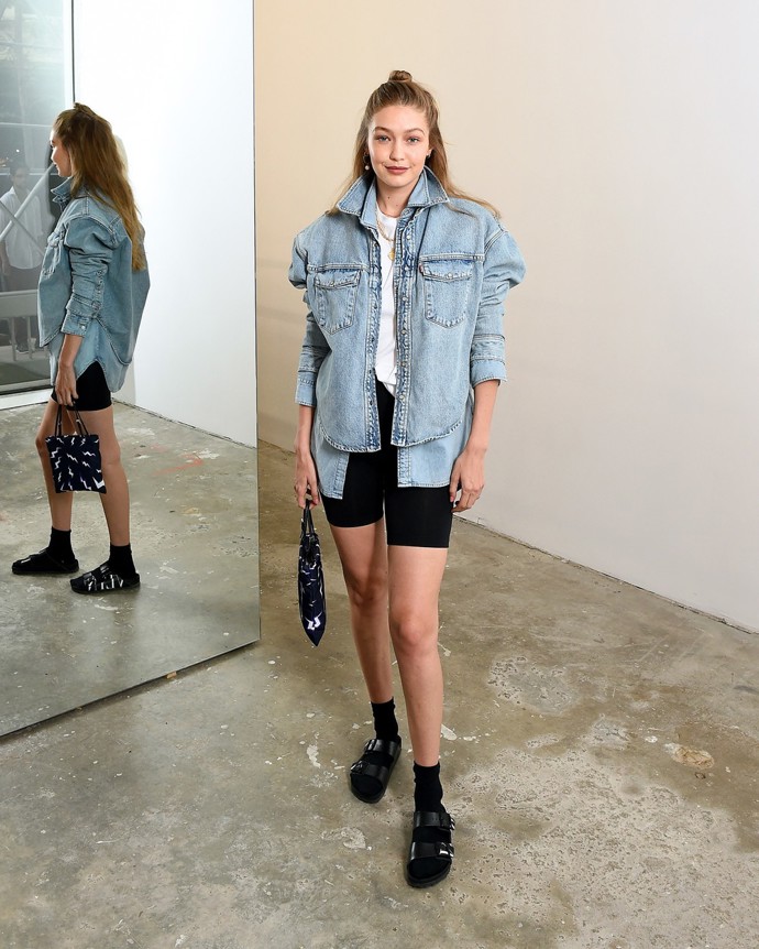 Modelka Gigi Hadid a její pojetí trendu, který zaplavuje ulice. Zřejmě i díky ní. 