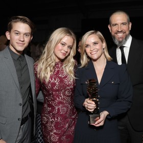 Hotový poprask vyvolalo v březnu oznámení, že herci Reese Witherspoon a Jim Toth jdou po 11 letech manželství od sebe. Nyní se chtějí soustředit hlavně na blaho svého syna Tennesseeho Jamese (10). Na snímku ještě hereččiny děti z předchozího manželství s hercem Ryanem Phillippem (48) Ava (23) a Deacon (19).