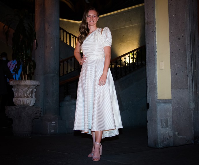 Mimo kurt se občas objeví i v šatech, nepotrpí si ovšem na výstřihy ani vysoké rozparky. V bílých šatech se stříbrnými pruhy oslňovala v roce 2021 na tenisovém turnaji v Mexiku.  