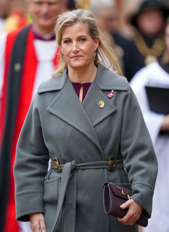 V listopadu 2021 se Sophie pochlubila vínovým psaníčkem Lunatic Caviar s motivem hada.