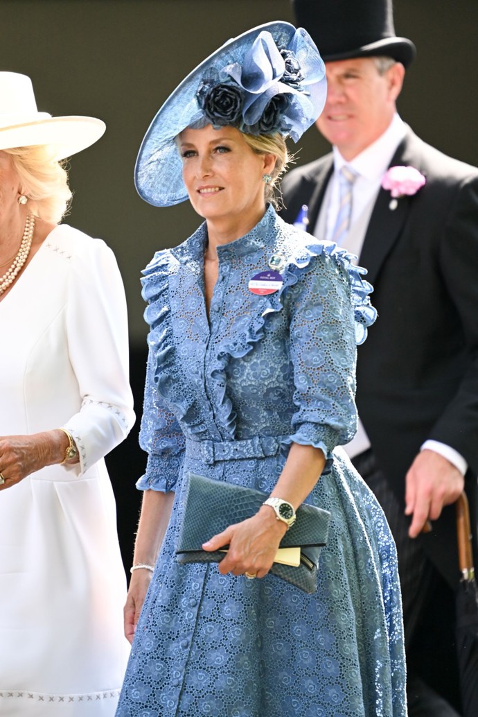 A vévodkyně z Edinburghu v dalším ze skvělých outfitů pro dostihy v Ascotu, tentokrát z roku 2022. Loni vsadila na stejný model kabelky jako v roce 2018, ale v modré barvě. Podtrhla jím modré šaty od Suzannah a klobouk od Jane Taylor.