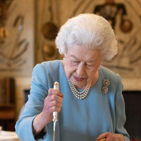 Zato si potrpěla na svůj oblíbený čokoládový dort se sušenkami, který vyžadovala k odpolednímu čaji a nikdy nedopustila, aby se byť kousíček vyhodil. Lásku k tomto dezertu předala i vnukovi Williamovi, který si ho vyžádal na svatbu s Kate Middleton v roce 2011.