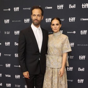 Nejčerstvější rozchod mají za sebou herečka Natalie Portman a choreograf Benjamin Millepied, kteří jsou rodiči dvou dětí Alepha (12) a Amalie (6). Za rozpadem jedenáctiletého manželství stojí choreografova nevěra s ekologickou aktivistkou Camille Étienne (25).