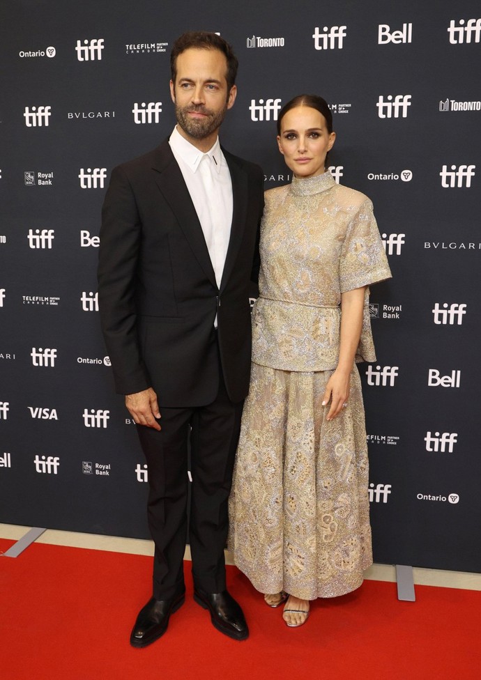 Nejčerstvější rozchod mají za sebou herečka Natalie Portman a choreograf Benjamin Millepied, kteří jsou rodiči dvou dětí Alepha (12) a Amalie (6). Za rozpadem jedenáctiletého manželství stojí choreografova nevěra s ekologickou aktivistkou Camille Étienne (25).