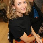 Teprve v listopadu roku 2022 se manželka Romana Staši poprvé nechala vyfotit na veřejné akci. Svého muže do společnosti zásadně nedoprovází a je tedy tak trochu tajemná. Na půvabu jí to neubírá.