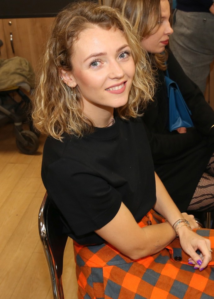 Teprve v listopadu roku 2022 se manželka Romana Staši poprvé nechala vyfotit na veřejné akci. Svého muže do společnosti zásadně nedoprovází a je tedy tak trochu tajemná. Na půvabu jí to neubírá.