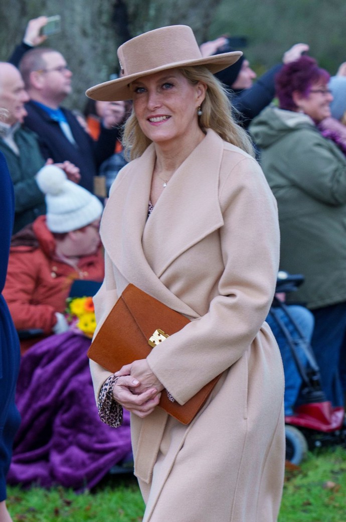 Na Vánoce 2022 se vévodkyně blýskla v neutrálních barvách. Kabát značky Joseph, klobouk od Jane Taylor a boty Reiss korunovala psaníčkem Belle de jour z telecí kůže s kovovým zapínáním (7 900 Kč).