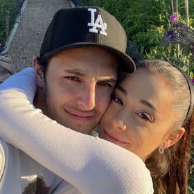 Manželství s realitním makléřem Daltonem Gomezem letos pohřbila zpěvačka Ariana Grande, prý spolu už nedokážou ani pořádně mluvit. A taková to byla láska!