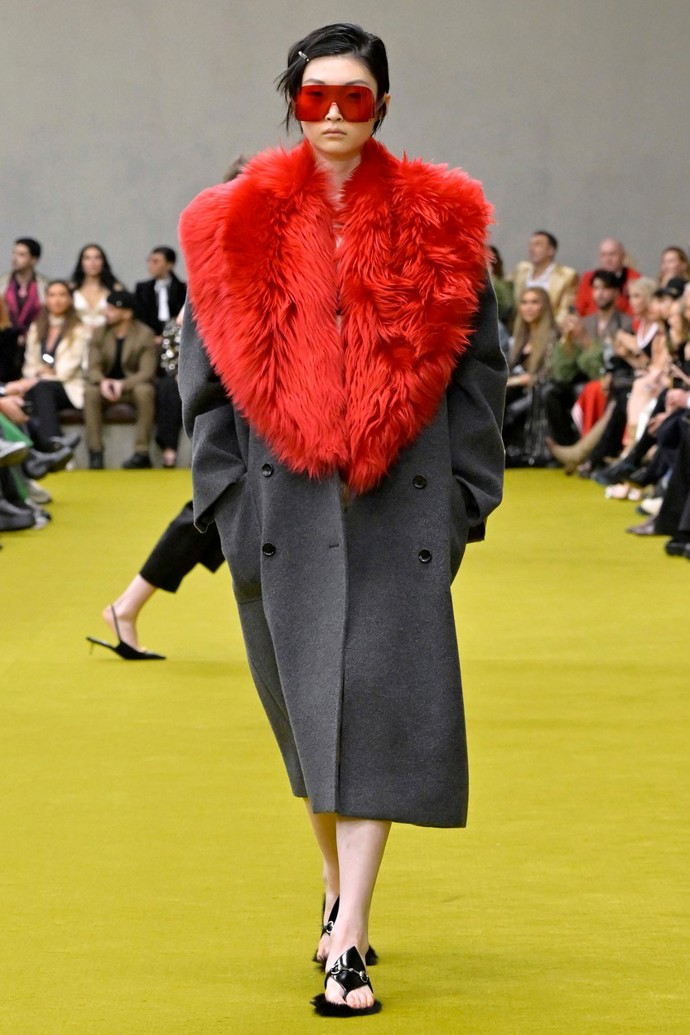 Detaily v rudé v podání značky Gucci. 