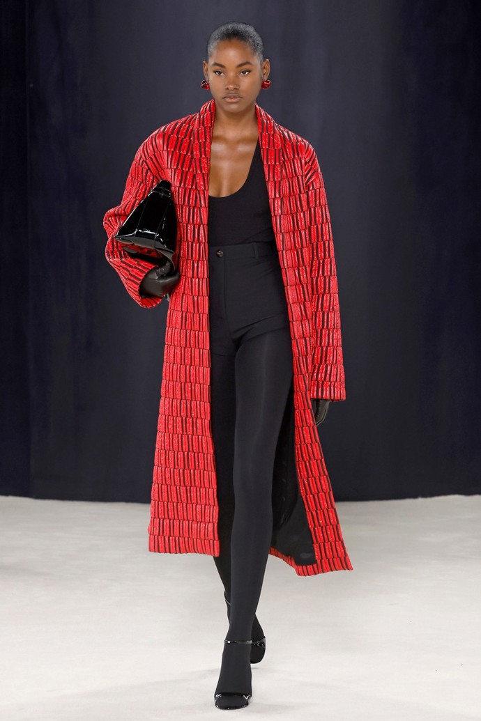 Rudá obsazuje významné pozice i u velkých světových módních značek. (Salvatore Ferragamo)