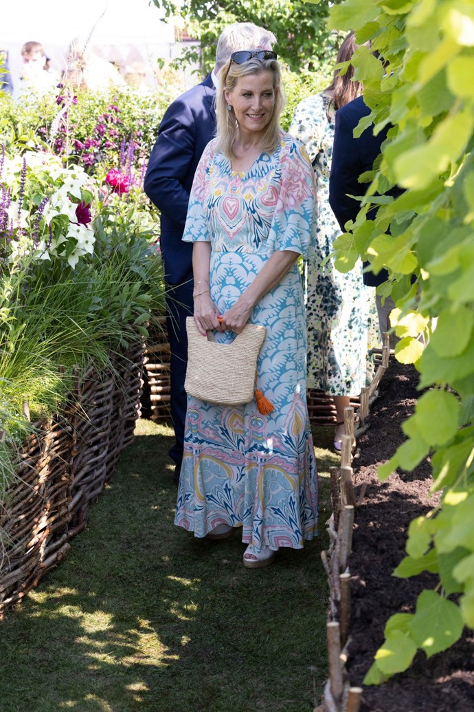 Vévodkyně Sophie, švagrová krále Karla III., má slabost pro kabelky od své jmenovkyně Sofie Habsburské. Ve sbírce jich má celkem 74, přičemž letos v červnu se pochlubila tímto plážovým modelem Ischia za 3 700 Kč s koženým oranžovým střapcem a madlem stejné barvy.