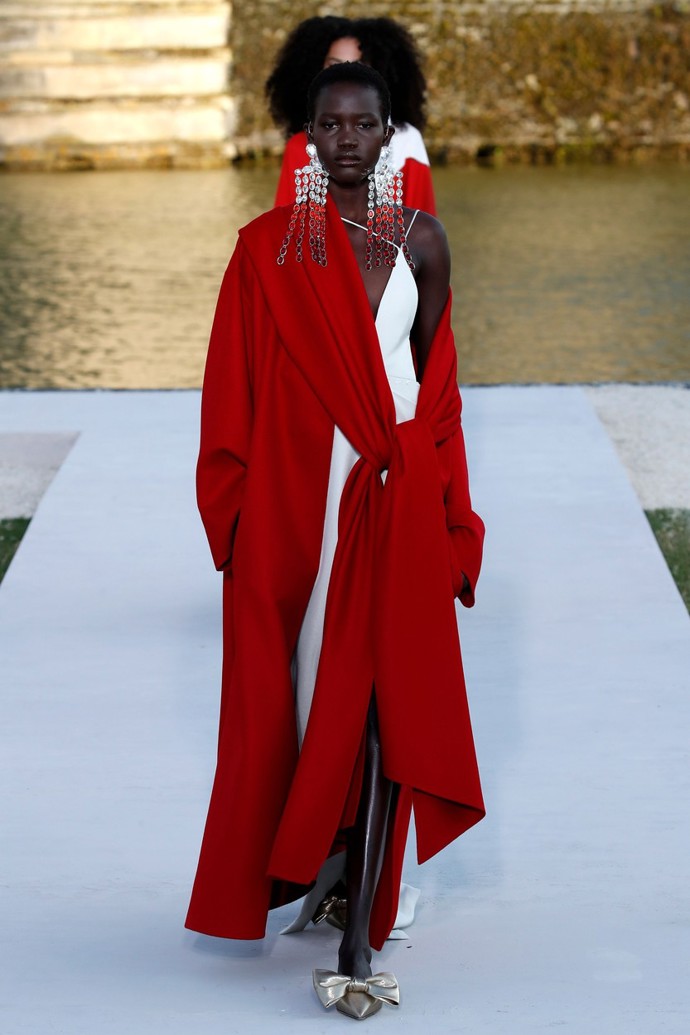 Letošní pojetí červené vlny v podání značky Valentino.