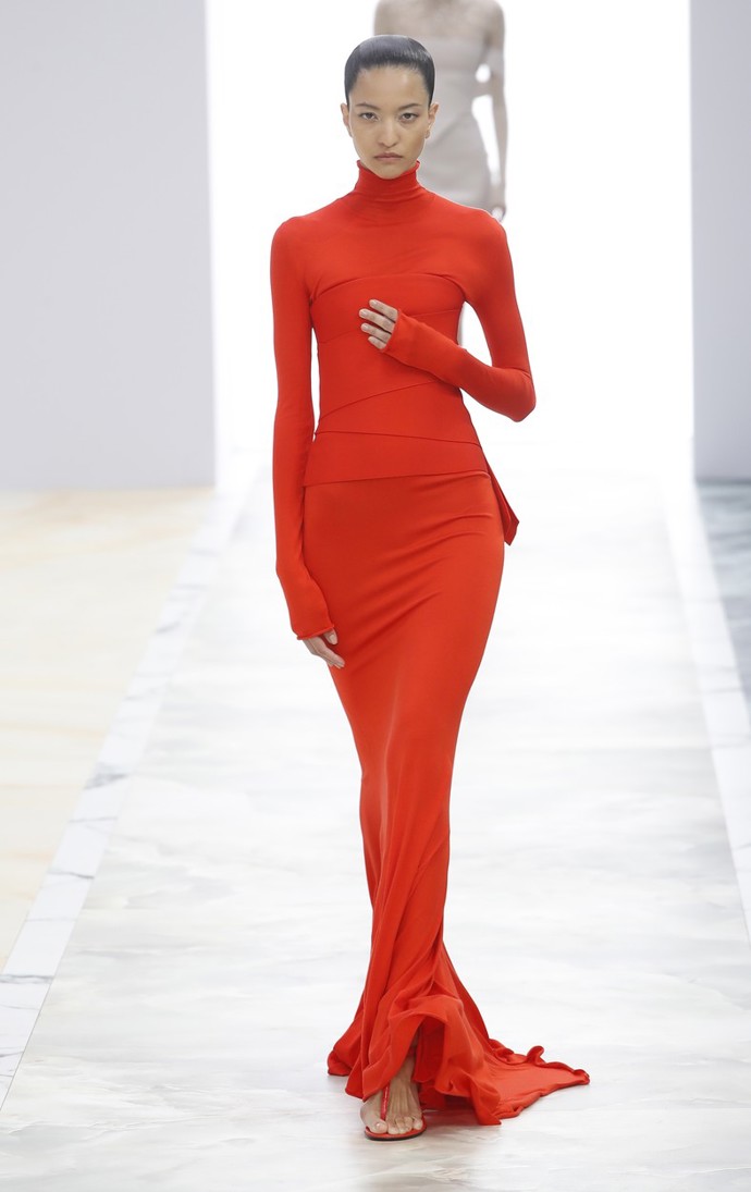 Maxi šaty v trendy odstínu na mole přehlídky Fendi.