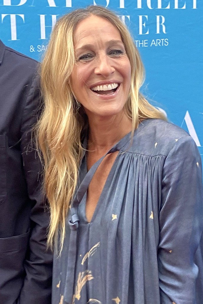 A výsledek je znát. Osmapadesátiletá Sarah Jessica Parker má vzdor tomu, že se stárnutí výrazně nebrání, stále krásně svěží pleť.