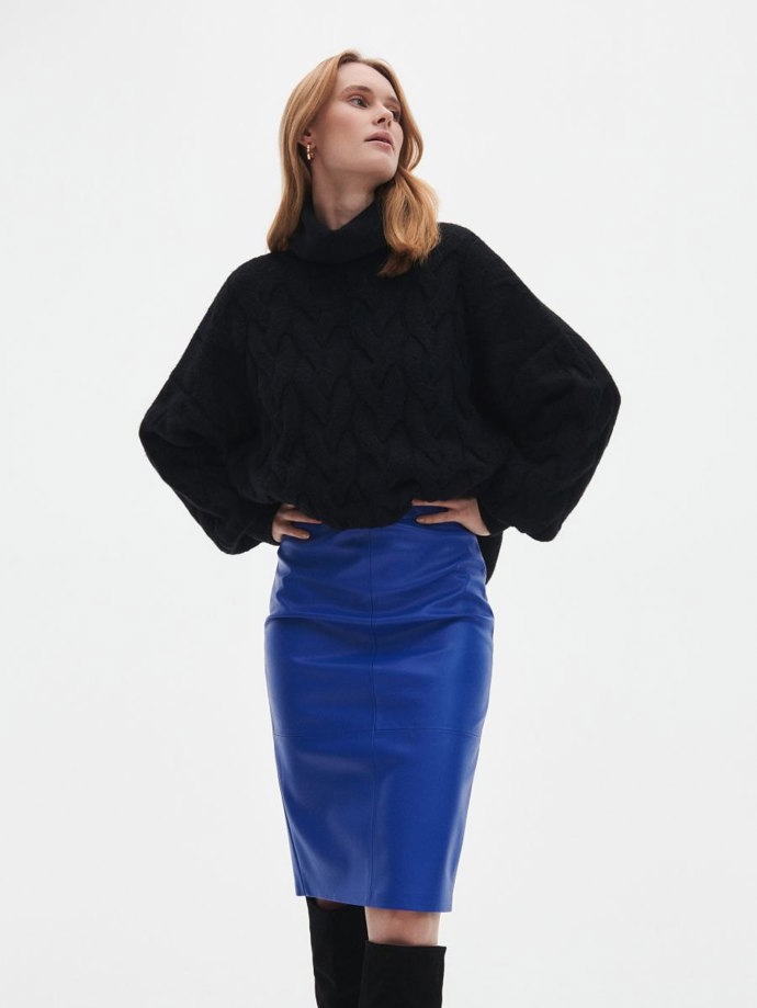 Sukně z barevné imitace kůže. (Reserved, 599 Kč)