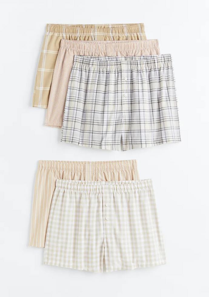 Pro sadu boxerek v neutrálních tónech můžete vyrazit do pánského oddělení řetězce H&M. (799 Kč)
