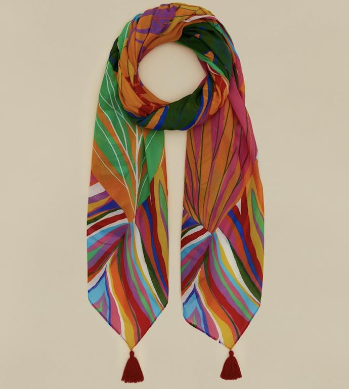 Stejně nepřehlédnutelný je i šátek z hladkého mušelínu. (Marina Rinaldi, 1 390 Kč)