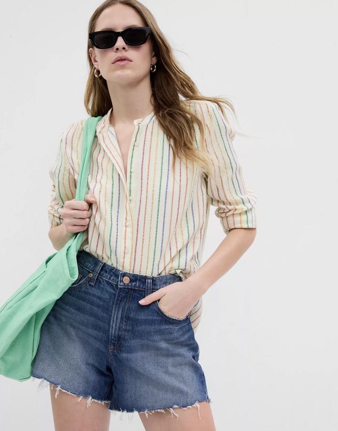 Stejný model pořídíte i z - netradičně - vzorovaného mušelínu. (GAP, 1 499 Kč)