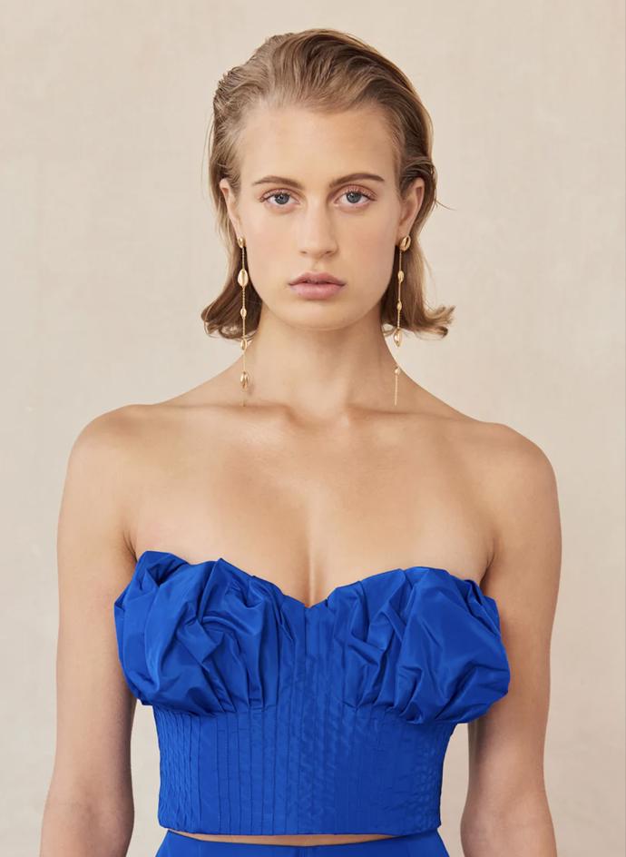 Když bez ramínek, tak s přidanou hodnotou. Tvarovaný crop top s řasením. (Cult Gaia, info o ceně na vyžádání)