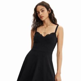 Výstřih ve tvaru srdce. Oblíbená varianta pro majitelky plošších hrudníků. (Desigual, 2 999 Kč)