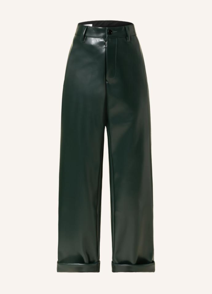 Tmavě zelené kožené kalhoty s ohrnutými nohavicemi. (Maison Margiela, 6 250 Kč)