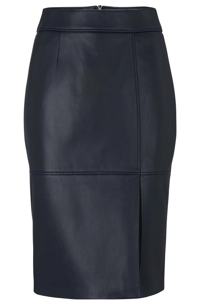 Pouzdrová sukně s rozparkem. (Boss, 8 190 Kč)