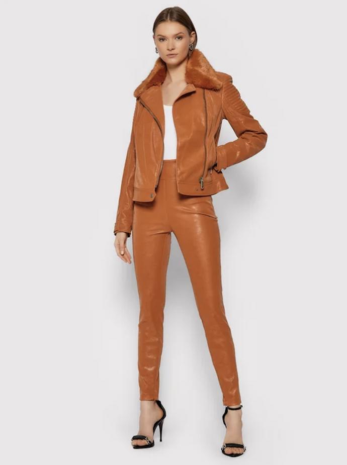 Kožený outfit podle návrhářů značky Guess.