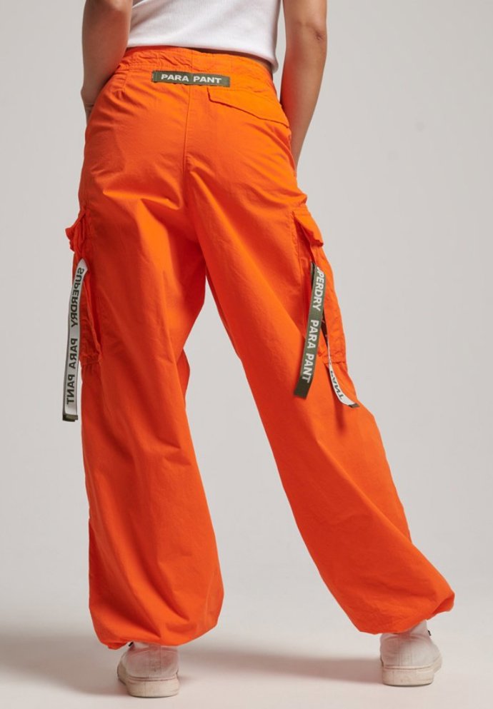 Nejvýraznějším zdobným prvkem sezony jsou aktuálně dlouhé pásky s nápisy i bez. (Superdry, 2 690 Kč)