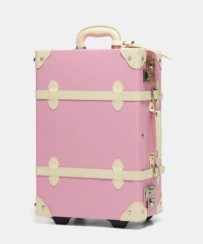 Zaujal vás kufr, se kterým Margot Robbie brázdila příletovou halu letiště v Sydney? Pořídíte ho u značky SteamLine Luggage za 466 dolarů.