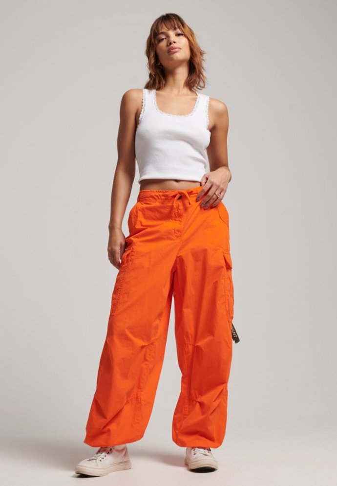Signální barvy tomuto typu kalhot víc než přísluší. (Superdry)