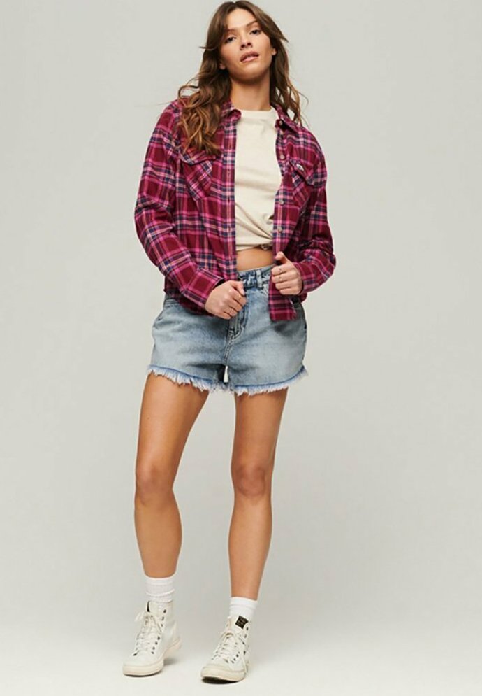 Grunge styl okořeněný drobnými sportovními detaily, aktuální módní hit. (Košile, Superdry, 2 890 Kč)