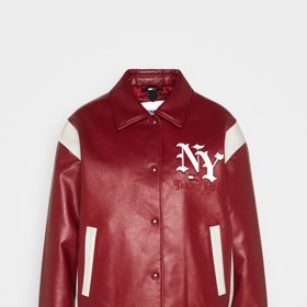 Bunda z umělé kůže. (Tommy Hilfiger, 6 000 Kč)