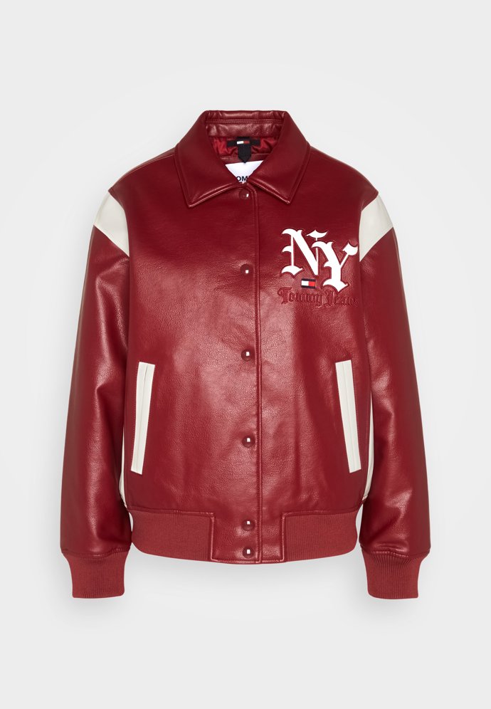 Bunda z umělé kůže. (Tommy Hilfiger, 6 000 Kč)