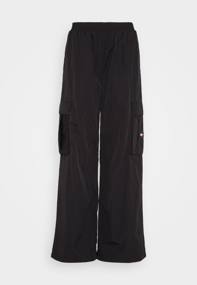 Jednoduché "šusťáky" mají i u značky Tommy Jeans. (3 290 Kč)