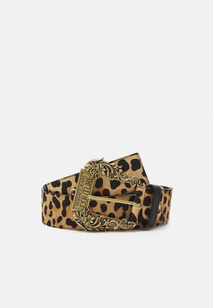 Pásek s maxi přezkou, Versace, 4 990 Kč.