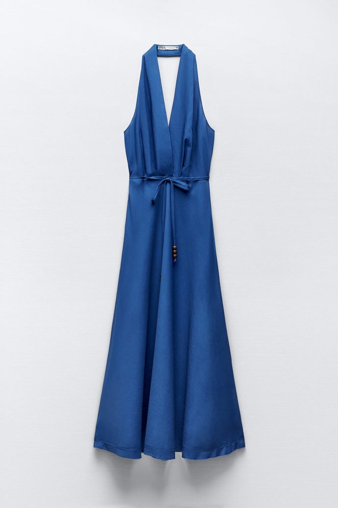 Přidejte lesk, upevnění za krkem a další oblíbený střih pro majitelky menších ňader je na světě. (Zara, 1 199 Kč)