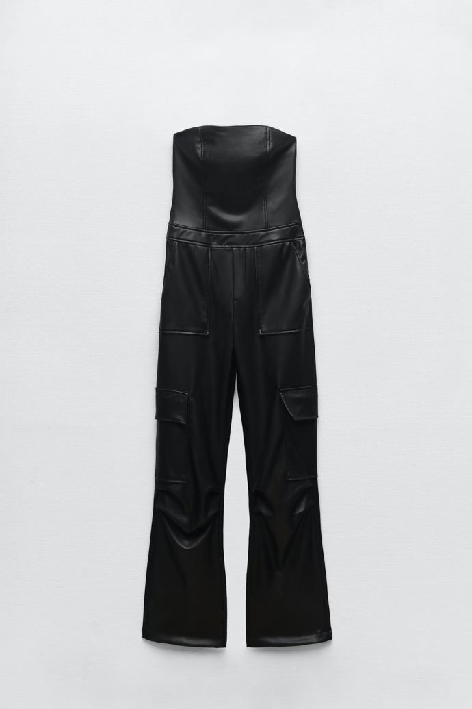 Korzetový overal z imitace kůže. (Zara, 1 799 Kč)