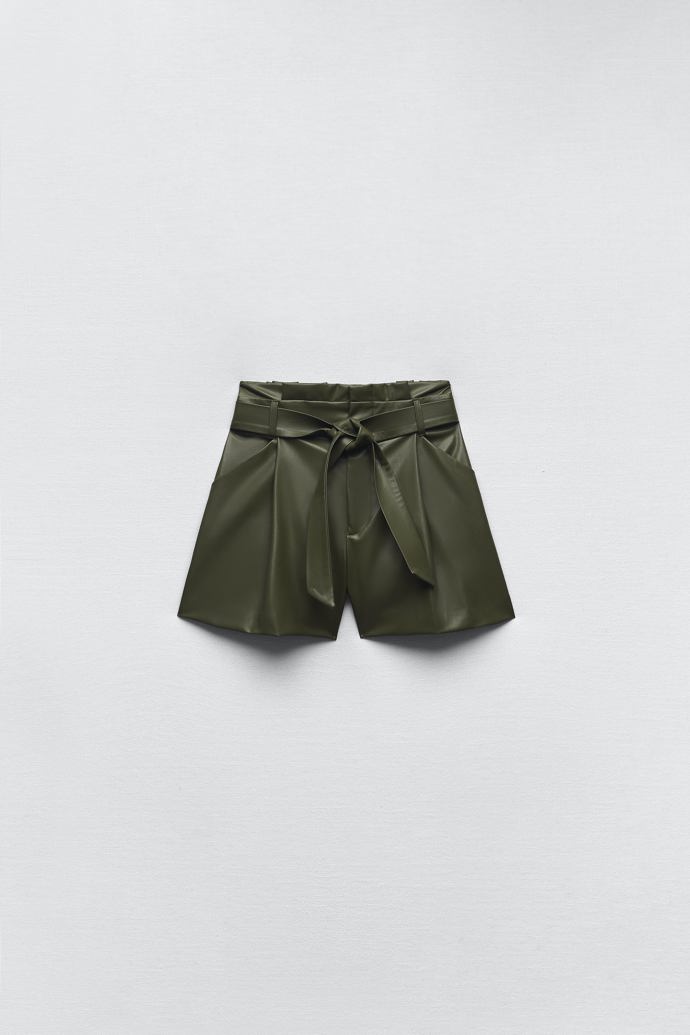 Šortky z eko kůže. (Zara, 599 Kč)