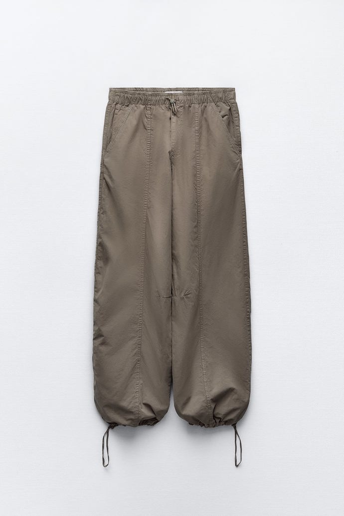Prostorově výrazné minimalistické parachute pants s členicími švy od značky Zara. (799 Kč)