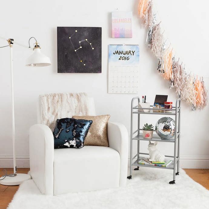 20. Na černém pozadí ve tvaru souhvězdí.