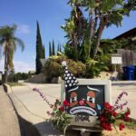 „Já mám taky duši!“ Umělec maluje na vyhozené předměty smutné klauní obličeje