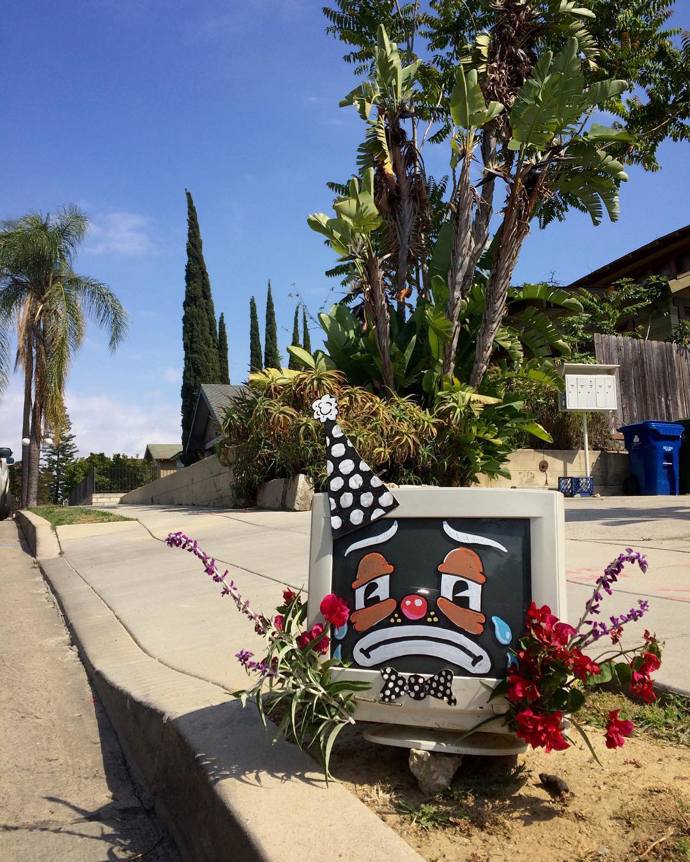 „Já mám taky duši!“ Umělec maluje na vyhozené předměty smutné klauní obličeje