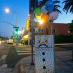 „Já mám taky duši!“ Umělec maluje na vyhozené předměty smutné klauní obličeje