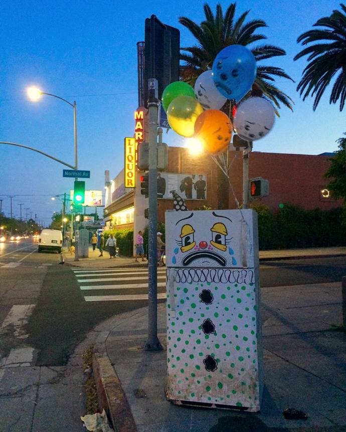 „Já mám taky duši!“ Umělec maluje na vyhozené předměty smutné klauní obličeje