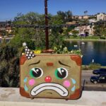 „Já mám taky duši!“ Umělec maluje na vyhozené předměty smutné klauní obličeje