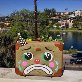 „Já mám taky duši!“ Umělec maluje na vyhozené předměty smutné klauní obličeje