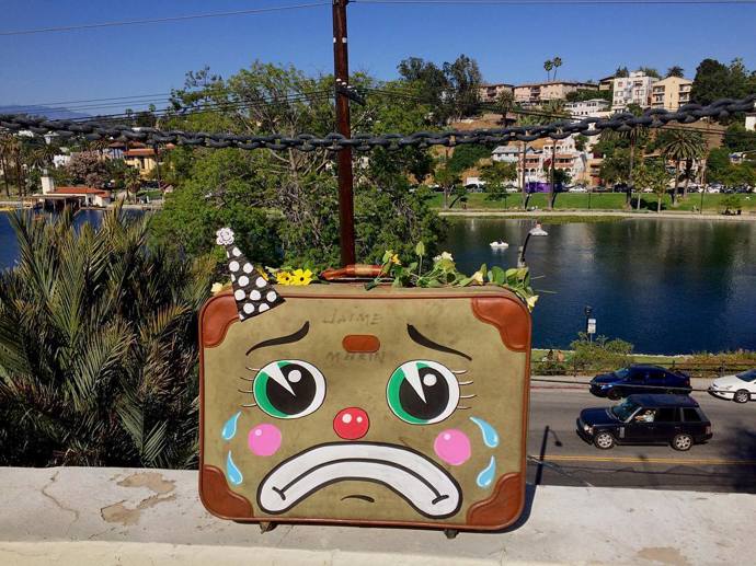 „Já mám taky duši!“ Umělec maluje na vyhozené předměty smutné klauní obličeje