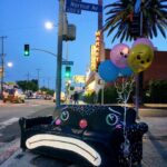 „Já mám taky duši!“ Umělec maluje na vyhozené předměty smutné klauní obličeje