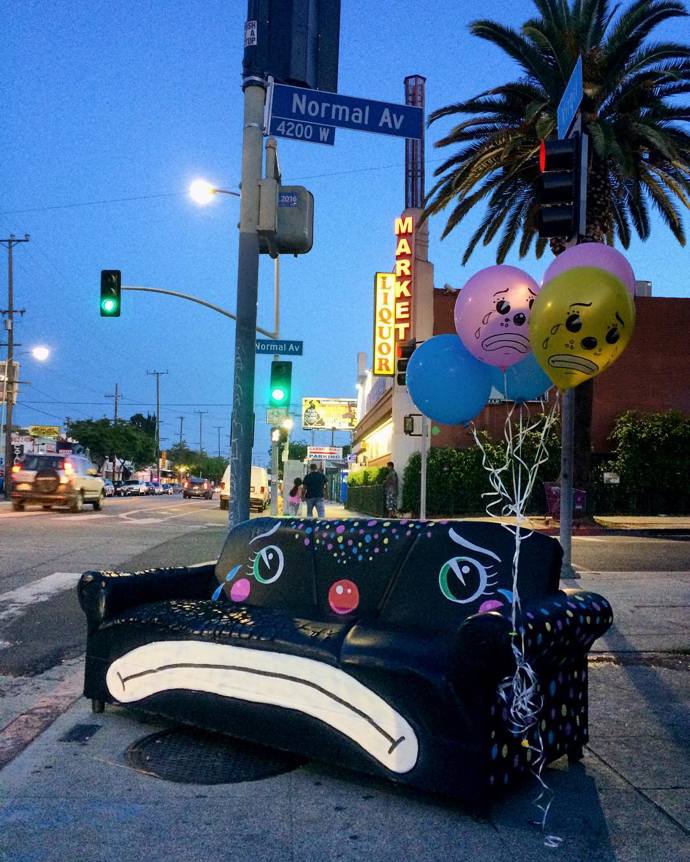 „Já mám taky duši!“ Umělec maluje na vyhozené předměty smutné klauní obličeje