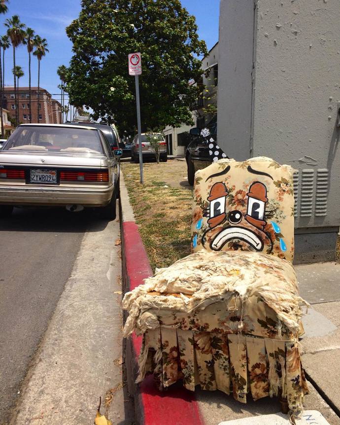 „Já mám taky duši!“ Umělec maluje na vyhozené předměty smutné klauní obličeje